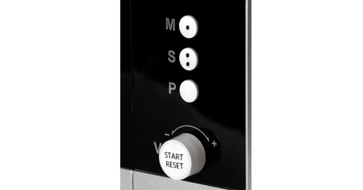 Pormenor do painel de controle com 4 botões de controle acessíveis brancos com letras a preto