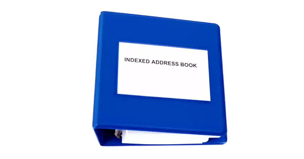 Agenda com capa almofadada em PVC de cor azul marinho com argolas e separadores de índice