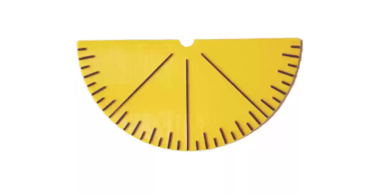 O transferidor semicircular com indicações táteis, amarelo com marcas pretas a alto contraste