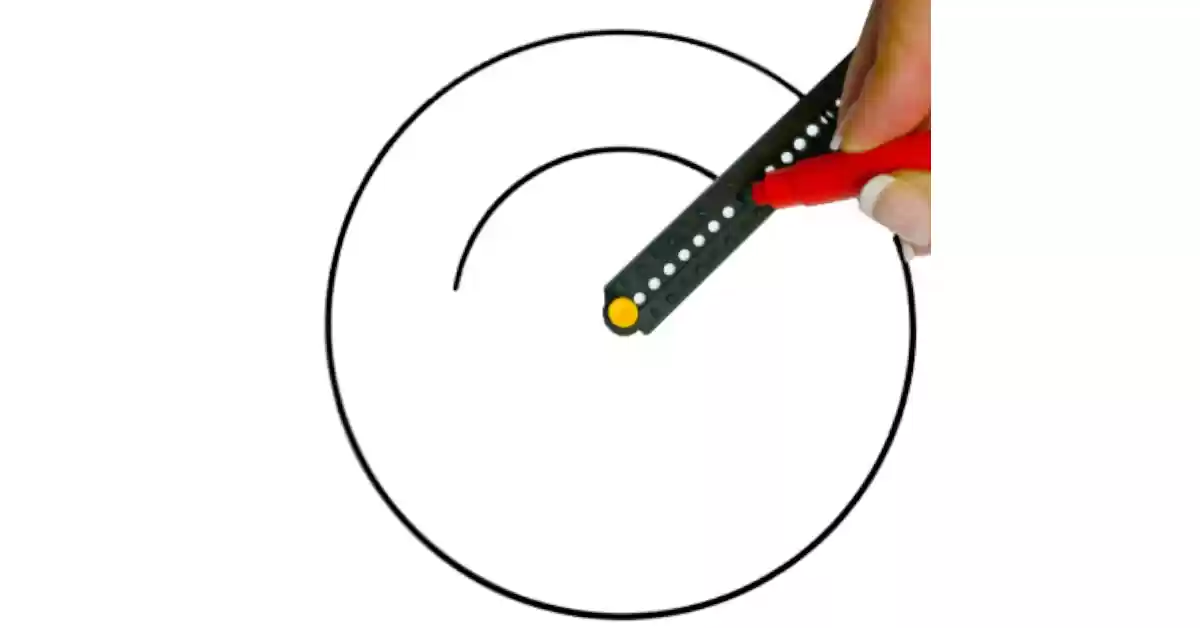 Compasso em plástico preto com marcações táteis RNIB LC245 e orifícios para desenhar círculos