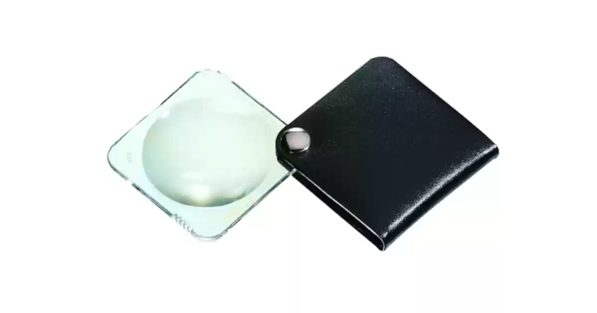 Lupa de bolso com a respetiva capa de couro dobrável.