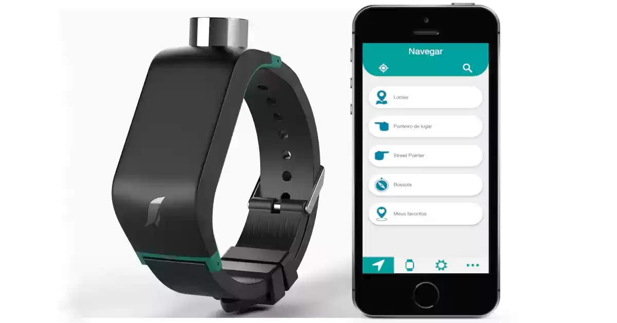 Pulseira inteligente Sunu Band preta junto a telemóvel com aplicação de preferências/ acessibilidade