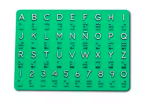 Placa de comunicação de fundo verde com caracteres normais a branco e relevo e braille em relevo