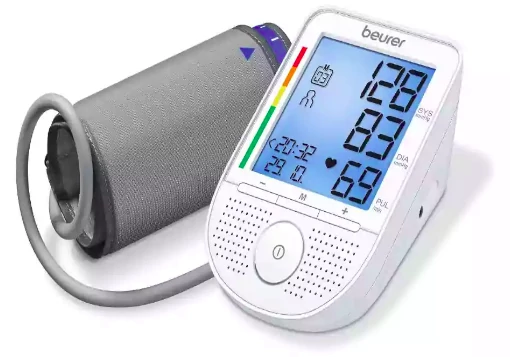 Medidor de tensão com braçadeira, ecrã de fundo azul, caracteres pretos ampliados e altifalante