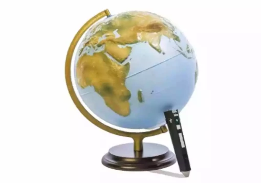 Globo terrestre colorido, junto tem um leitor de etiquetas LEO