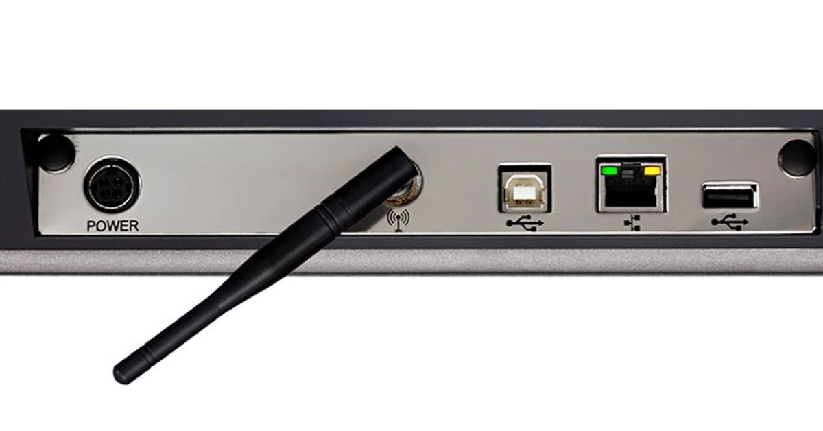 Impressora com entrada para a ficha de rede e antena wifi atrás