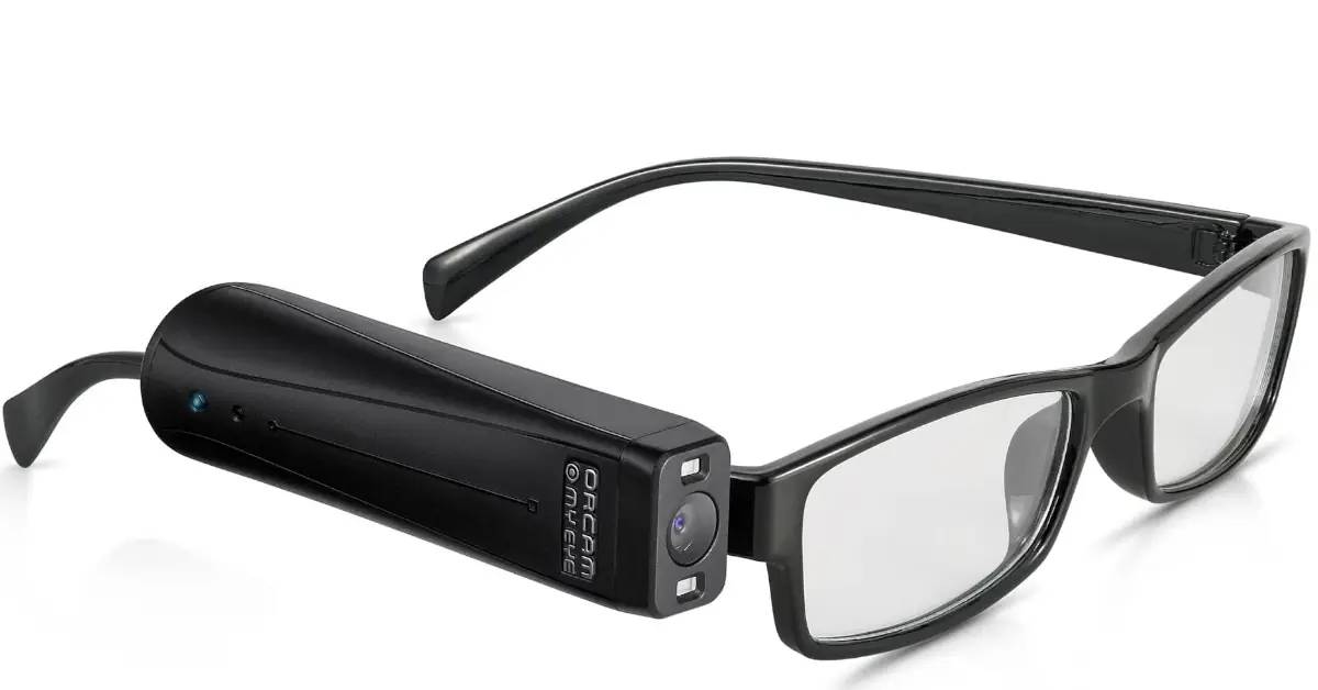 Leitor Orcam MyEye afixado na haste de uns óculos