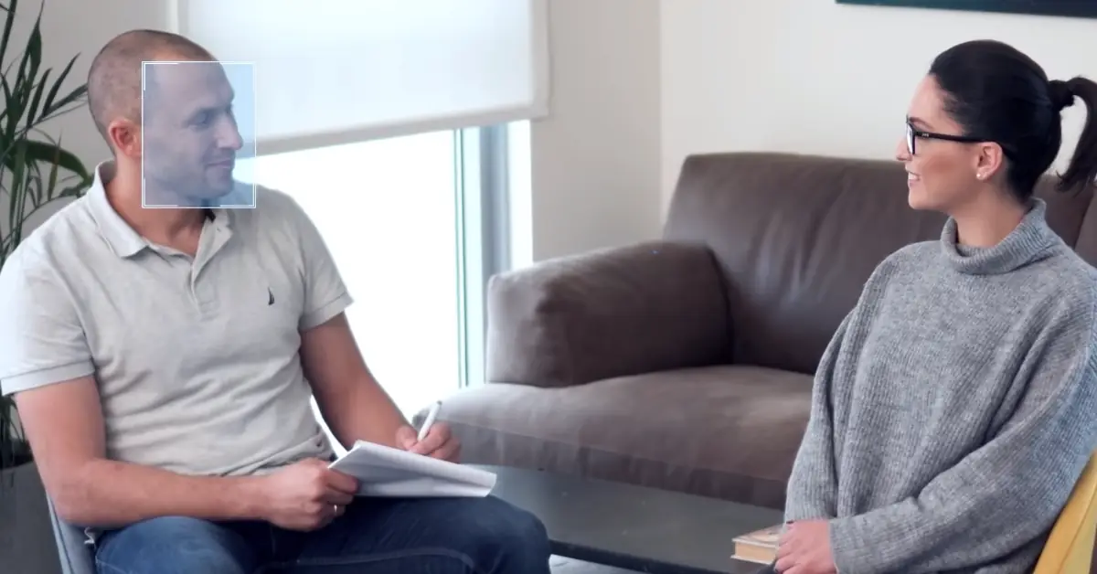 Senhora a identificar uma pessoa através do Leitor Orcam MyEye