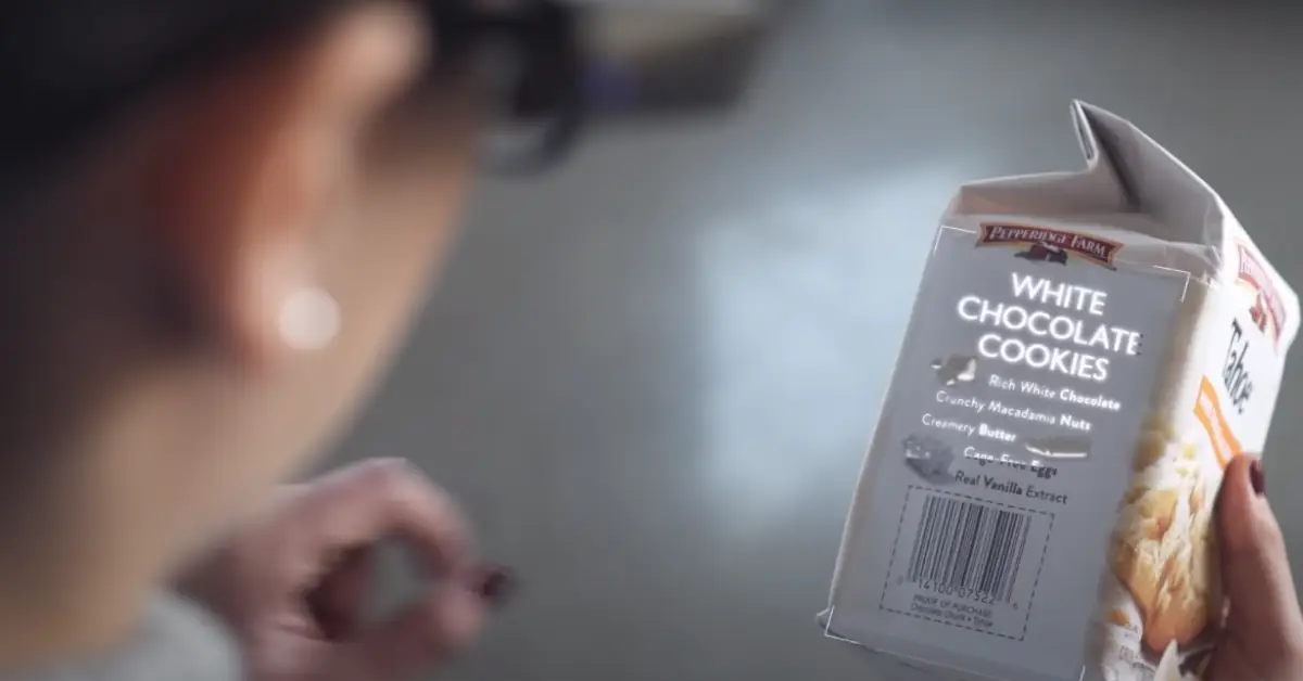 O Leitor Orcam MyEye a identificar um pacote de farinha e a ler em voz alta o rótulo.