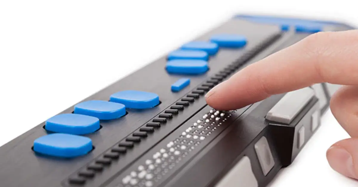 Dedo a percorrer a linha Braille uniforme, suave e nítida da Focus 40 Blue