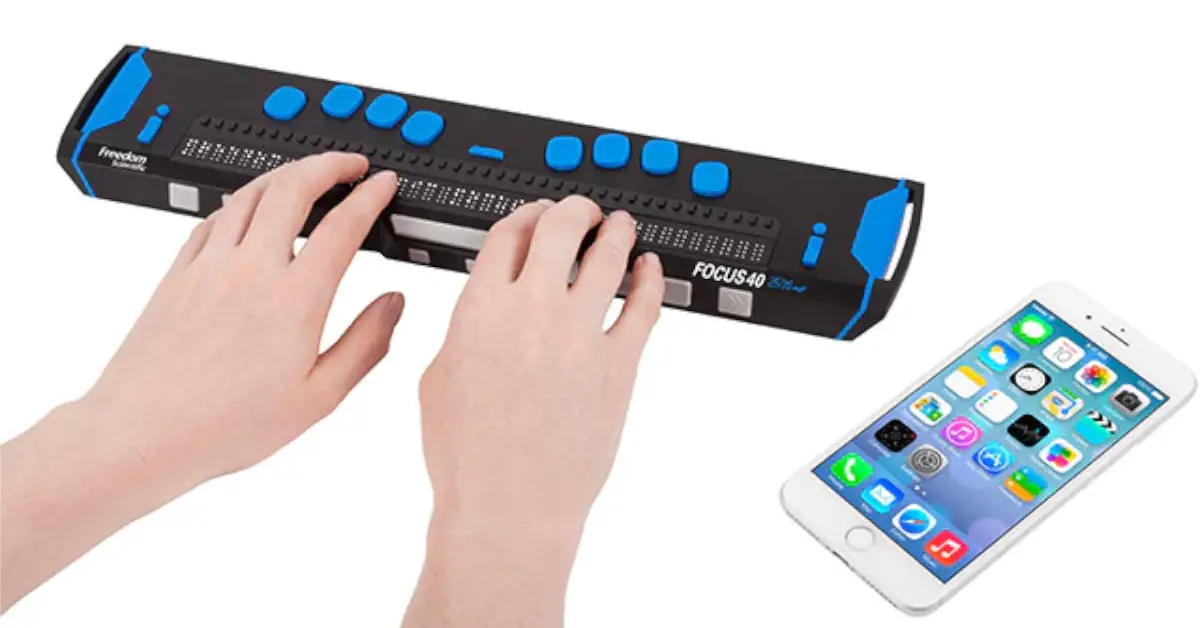 Pessoa a utilizar a Linha Braille Focus 40 Blue junto a um telemóvel 