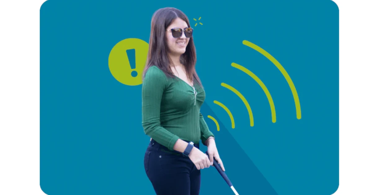 Sunu Band a guiar uma cega com bengala através da deteção de obstáculos por ultrassons