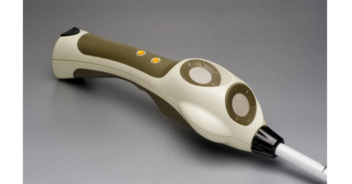 Cego a andar com a Bengala UltraCane no passeio e a contornar antecipadamente um candeeiro na rua.