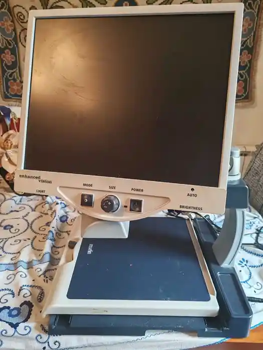 Ampliador de mesa Enhanced Vision com mesa de leitura e botões de controle manual