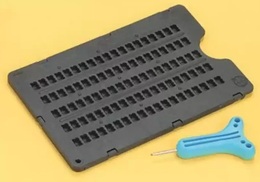 Pauta de escrita Braille 11 x 19 preta com punção de escrita com cabo azul.