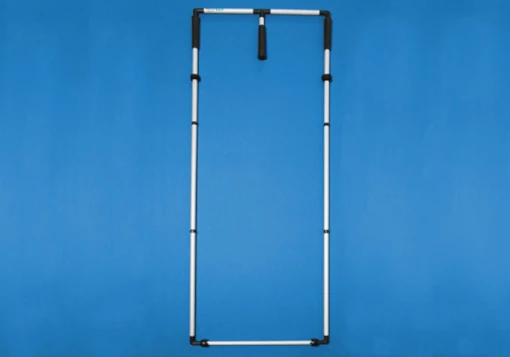 Dispositivo de mobilidade adaptativa retangular com pegas duplas e duas rodas para interior