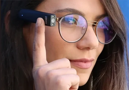 Leitura de livro de receitas com o Ampliador para baixa visão / deficiência visual Zoomax Luna 6