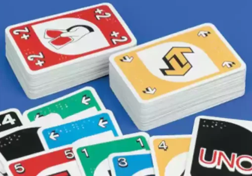Baralho de cartas de Uno vermelhas, amarelas, verdes e azuis, marcadas em Braille.