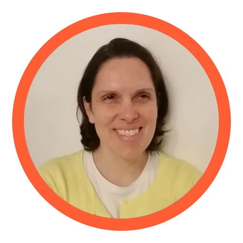 Andreia Neves. Tenho olhos castanhos, cabelo castanho pelos ombros e uso uma camisa amarela.