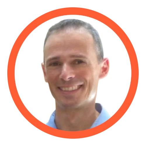 António Santos. Sou magro, tenho olhos castanhos, cabelo curto, camisa azul e estou a sorrir.