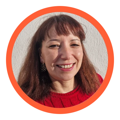 Carla Teixeira. Tenho olhos castanhos, cabelo castanho, uso camisola vermelha e estou a sorrir