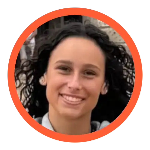 Catarina. Tenho olhos castanhos e cabelo castanho comprido ondulado