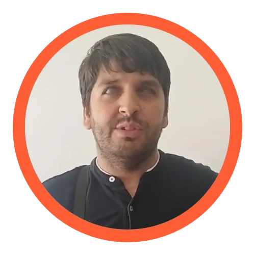 Duarte Sousa. Sou jovem, o meu cabelo é castanho, tenho barba e uso camisa preta