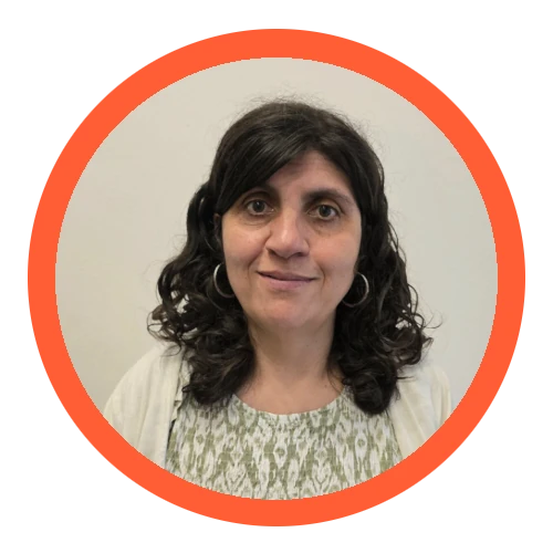 Elisabete Pereira. Tenho olhos castanhos, cabelo castanho, uso camisa verde e branca e estou a sorrir