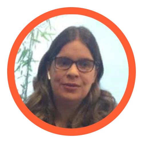 Madalena Ribeiro. Tenho olhos castanhos, cabelo castanho comprido e uso óculos.