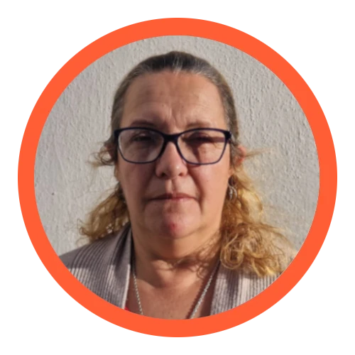 Maria José. Tenho olhos castanhos, cabelo loiro, uso óculos e camisola branca