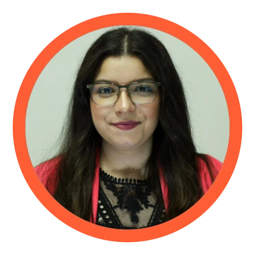 Mariana Pereira. Tenho olhos castanhos, cabelo comprido, uso camisa grená, óculos e estou a sorrir.