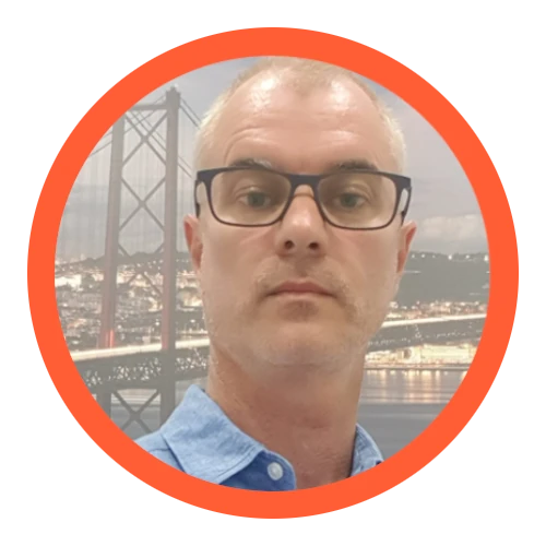 Paulo Pontes. Sou magro, tenho olhos castanhos, cabelo curto, uso camisa azul e óculos