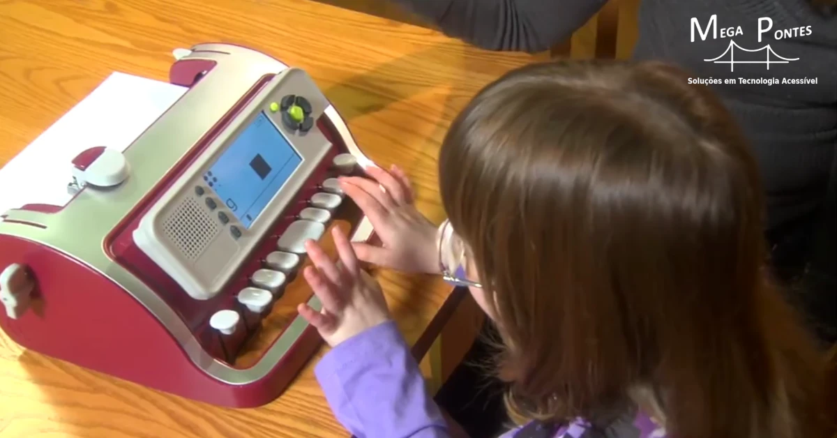 Aluna a escrever numa máquina de escrever Braille Perkins Smart Brailler vermelha